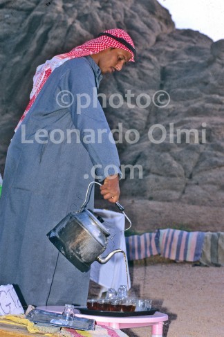 Egypt, Sharm el Sheik, bedouin in the desert serving tea