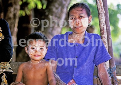 Myanmar, Mergui Archipelago, fisherman village, mother with dougther (47-16) bis JPG copy