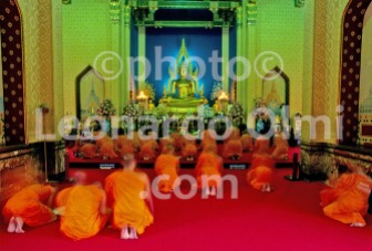 Thailand, Bangkok, Marble Temple, monks praying (68-8) bis JPG copy